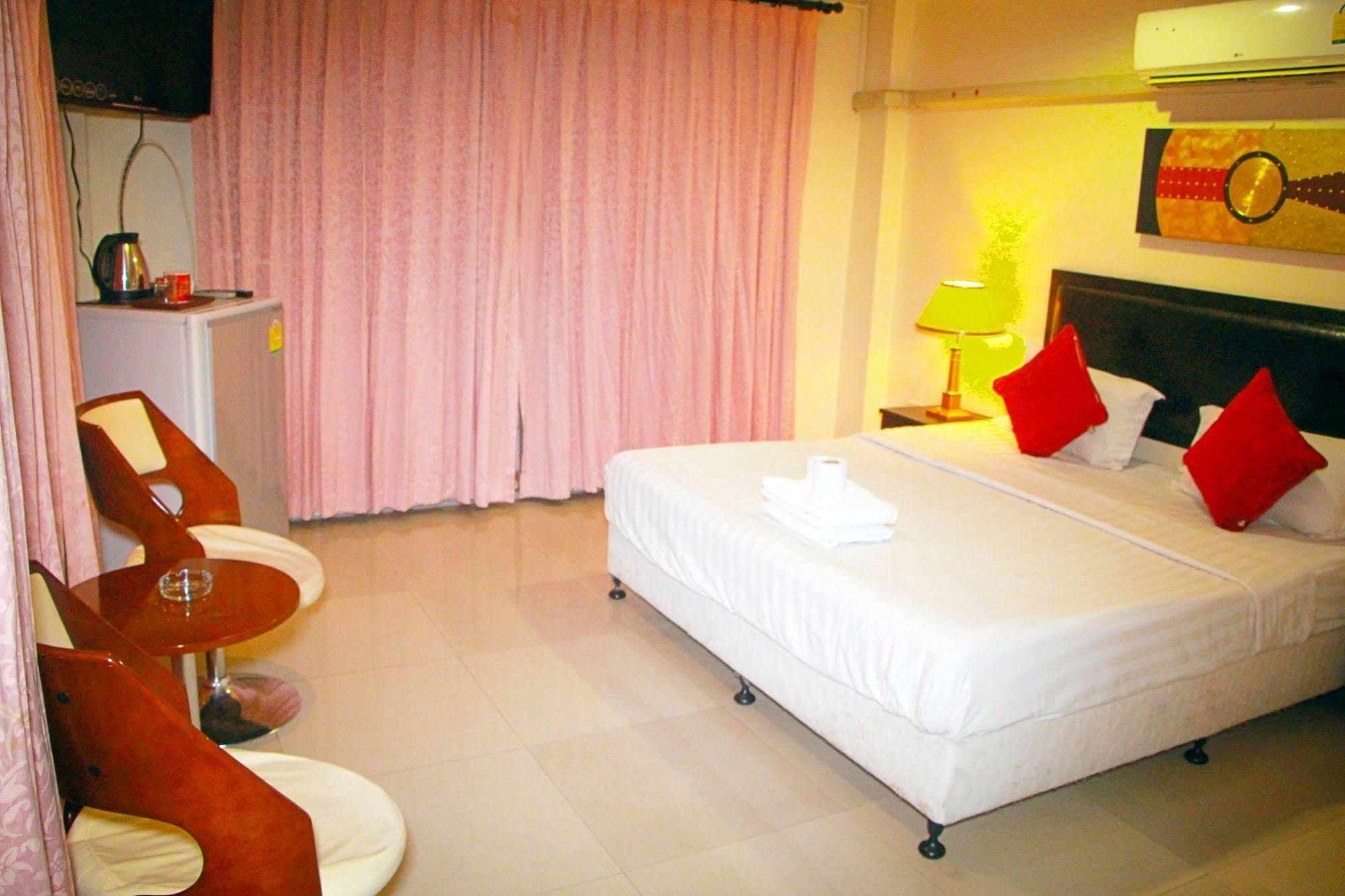 Royal Q & D Suites Pattaya Εξωτερικό φωτογραφία